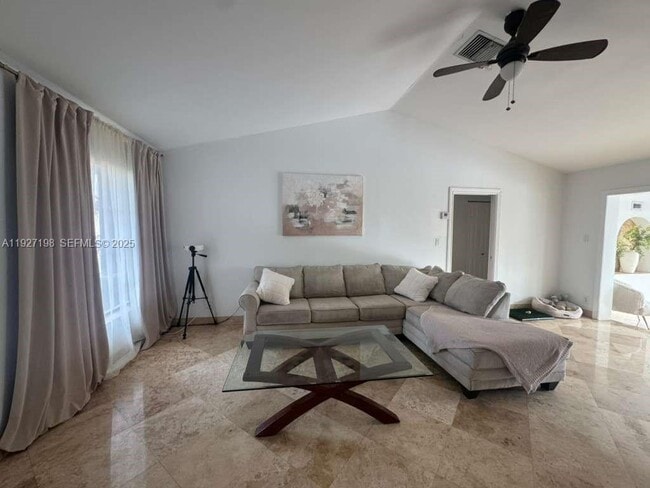 Foto del edificio - 332 NW 47th Ave