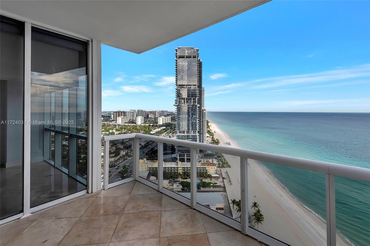 Foto principal - 18201 Collins Ave