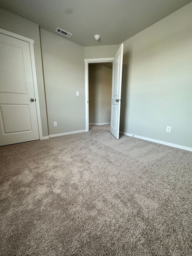 Foto del edificio - Stunning 4-Bedroom Pet-Friendly Home for L...