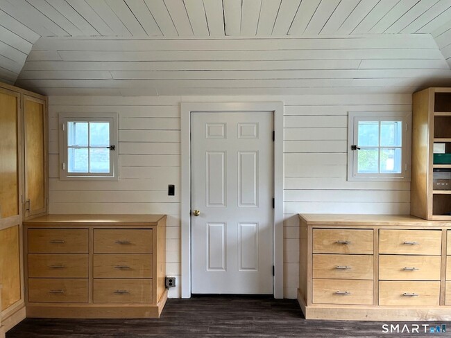 Foto del edificio - 94 Honey Hill Rd