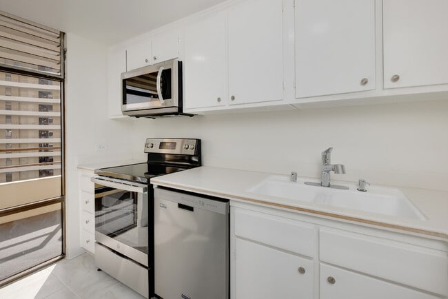 Building Photo - 4265 Marina City Dr
