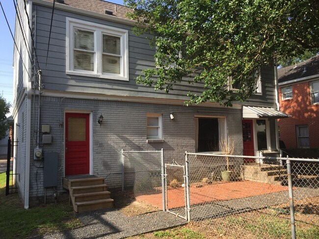 Building Photo - 2021 Banks St