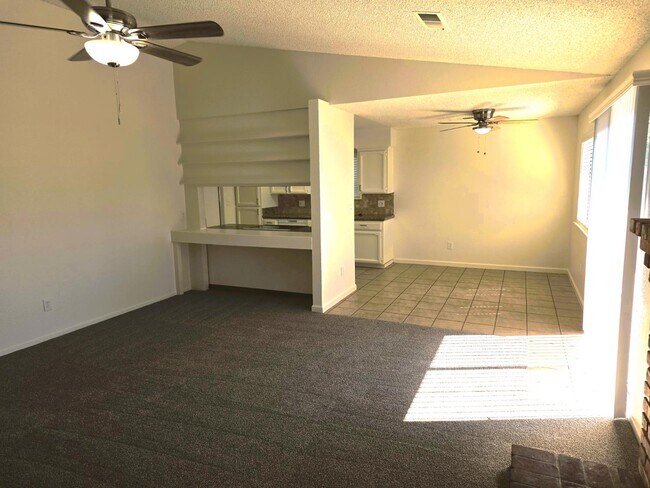 Foto del edificio - 4951 E Fillmore Ave