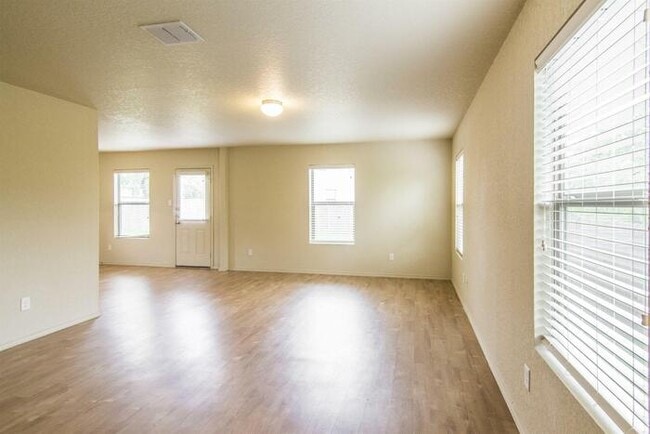 Foto del edificio - 2110 Bigmouth Rod