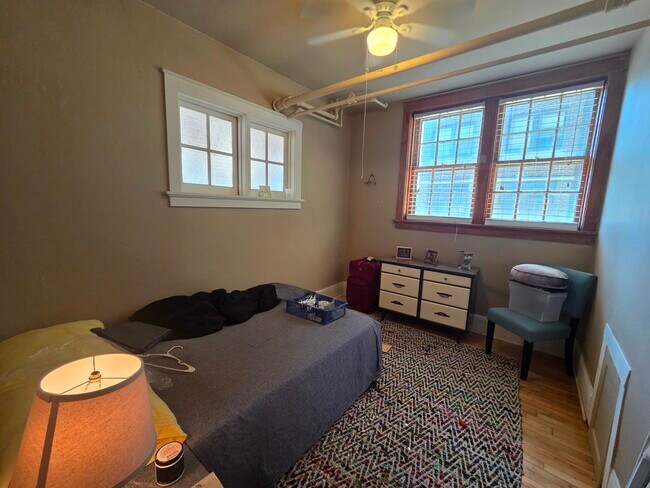 Foto del edificio - 2537 N Downer Ave