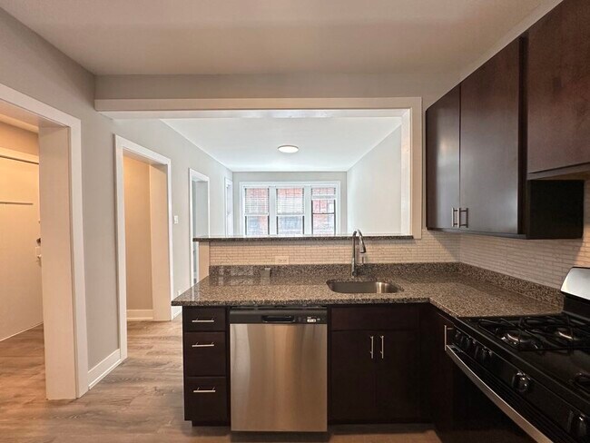Building Photo - 4410 N Wolcott Ave