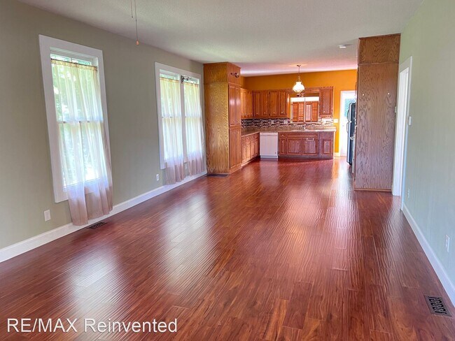 Building Photo - 2 br, 1 bath House - W Forest Ave 411