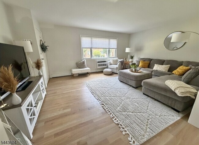 Foto del edificio - 63 Roseland Ave