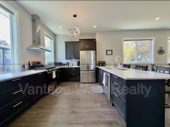 Building Photo - 158 Cariboo Rd