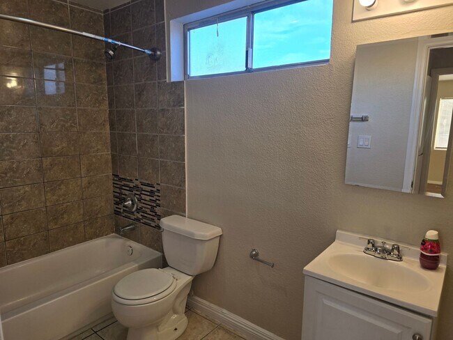 Foto del edificio - 1724 Breckenwood Ct
