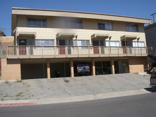 Building Photo - Move In Special! 1/2 Off First 2 Month's R...