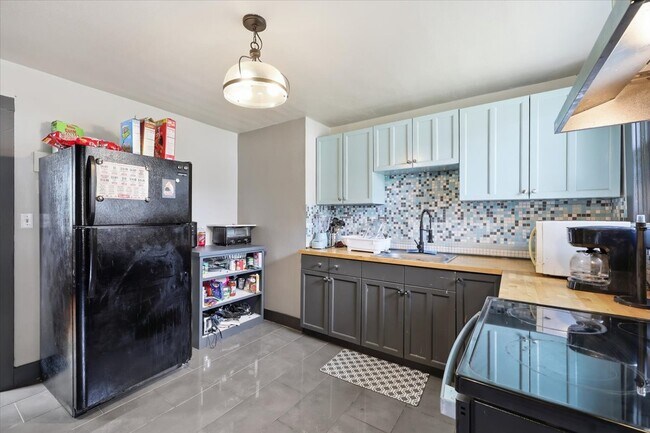 Lots of space in this kitchen - 420 W Shannon Ave