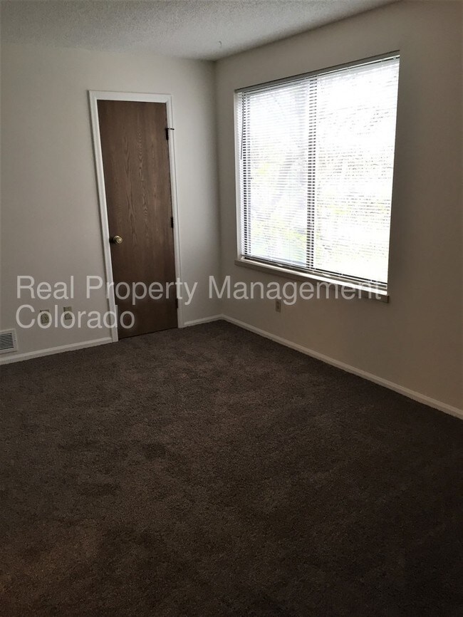 Building Photo - 401 Kalispell Way #208