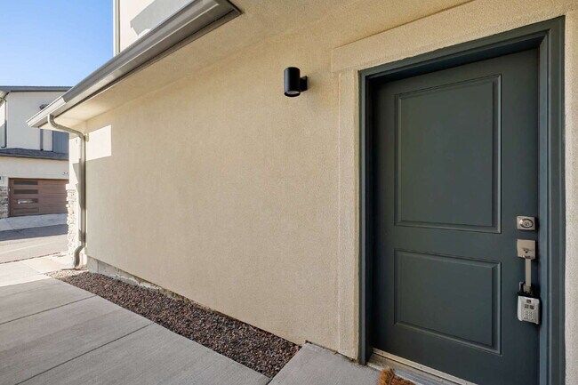 Building Photo - Modern 3BR/3BA Townhome in Eastside Landin...