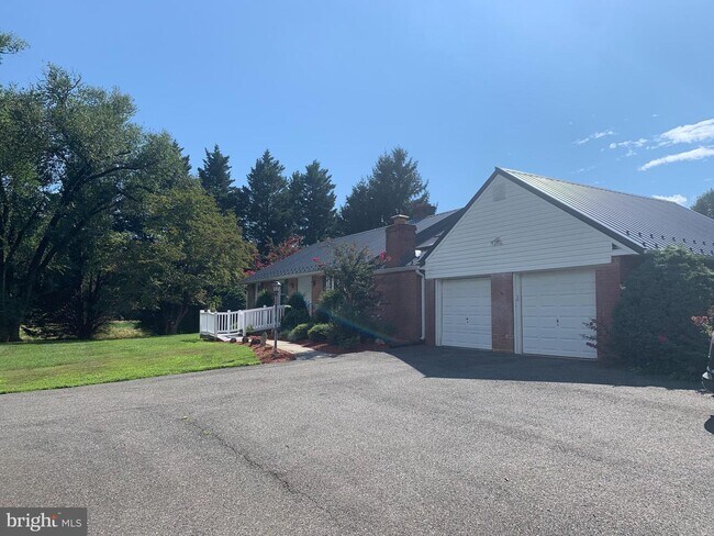 Building Photo - 9805 Bowling Dr