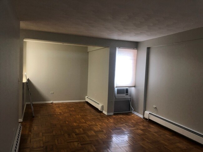 eating area between kitchen and living room - 87 Glenbrook Rd