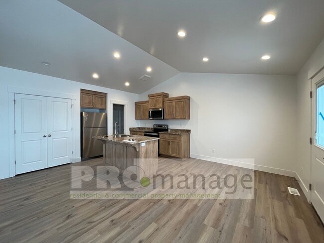 Building Photo - 3 Bed, 2 Bath Town Home w/ 2 Car Garage - ...