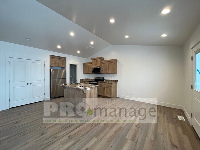 Foto del edificio - 3 Bed, 2 Bath Town Home w/ 2 Car Garage - ...