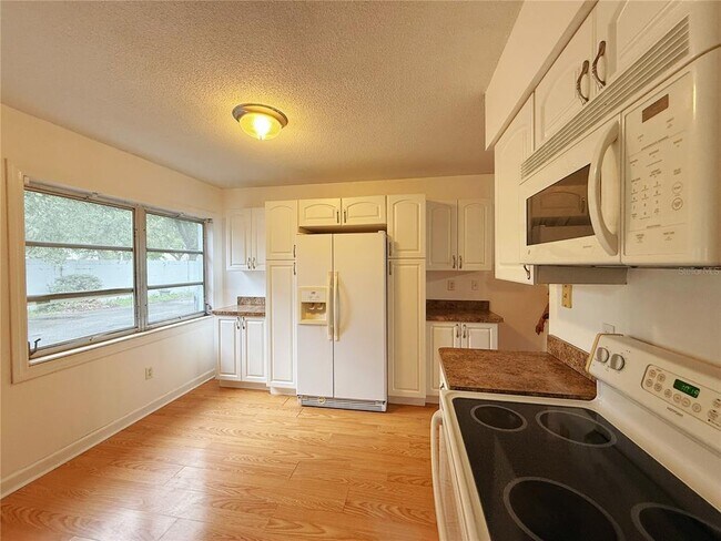 Foto del edificio - 825 N Primrose Dr