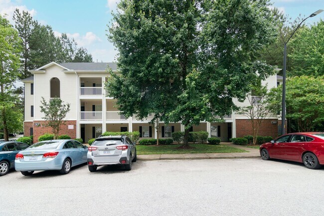 Foto del edificio - Spacious 3 Bedroom Condo- Close to NCSU and Downtown Raleigh! Available Now!