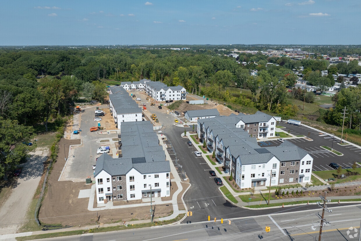 Aerial Photo - Lakewood Place Apartment Village