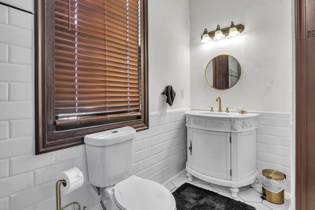 Habitación 1 con baño completo privado - 51 E 4th St