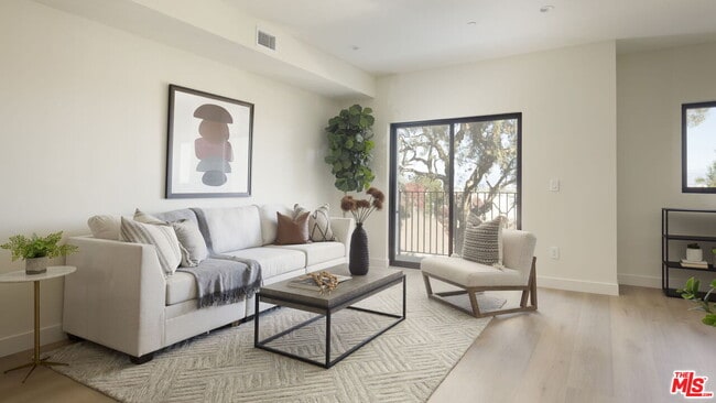 Building Photo - 515 N La Brea Ave