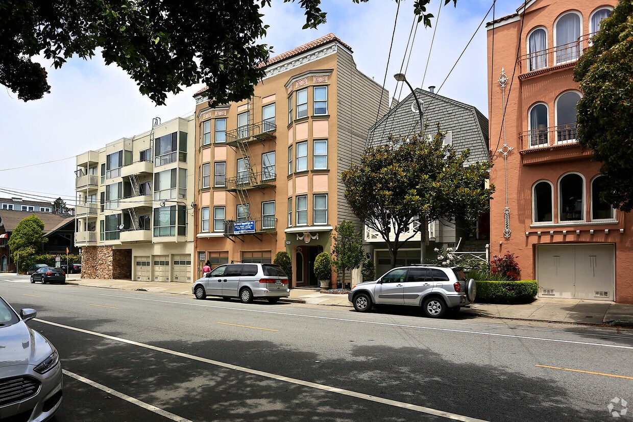 Building Photo - 650 Lake St