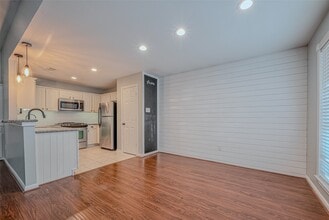Building Photo - 7135 Woodland Oaks