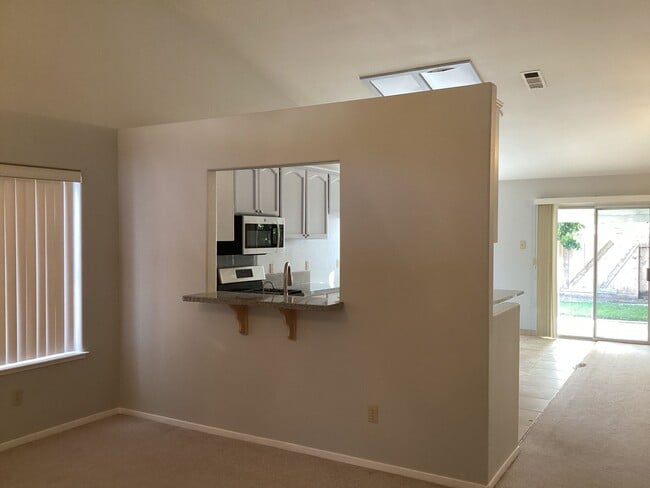 Building Photo - Just listed!