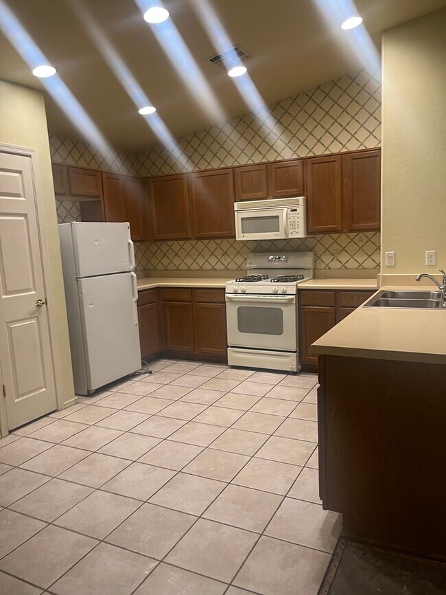 Foto del edificio - HOUSE FOR RENT