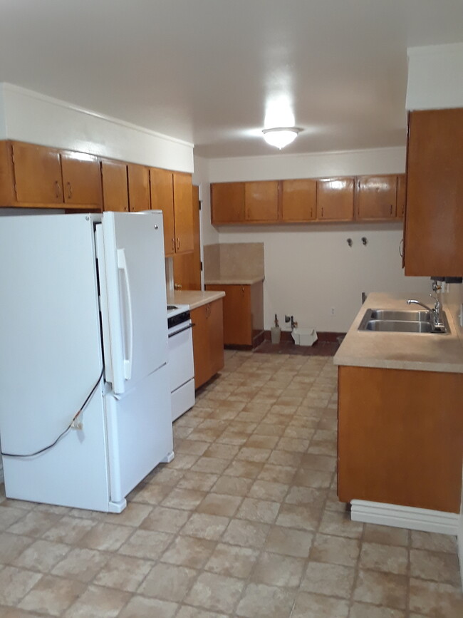 kitchen w/ washer dryer (electric) hookups - 638 N 400 E