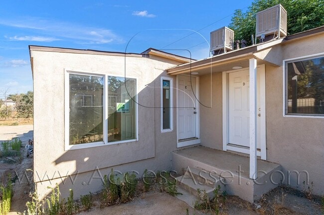 Building Photo - Cozy And Charming 2 Bed/1 Bath Duplex In Perris!