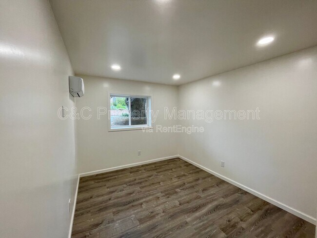 Foto del edificio - 599 Irving Ave