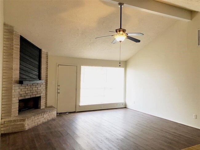 Foto del edificio - 13322 Oak Ledge Dr