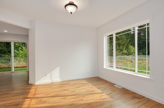 Foto del edificio - Modern Luxury: Spacious 3-Bedroom Home Near JBLM