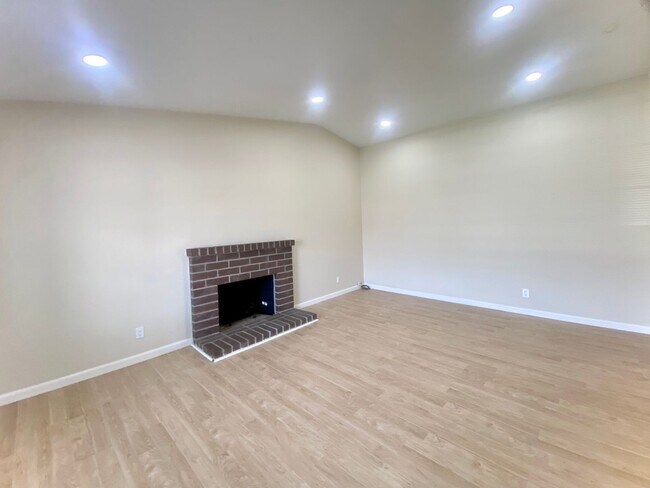 Building Photo - Bright Updated 4 Bedroom Home with Spacious Yard for Rent - Union City!