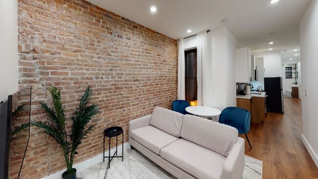Building Photo - Full room in 4-bed/2.0-bath Home