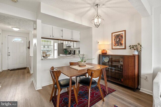 Foto del edificio - 8550 Blue Rock Ln