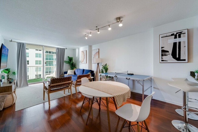 Foto del edificio - 1 SE 12th St