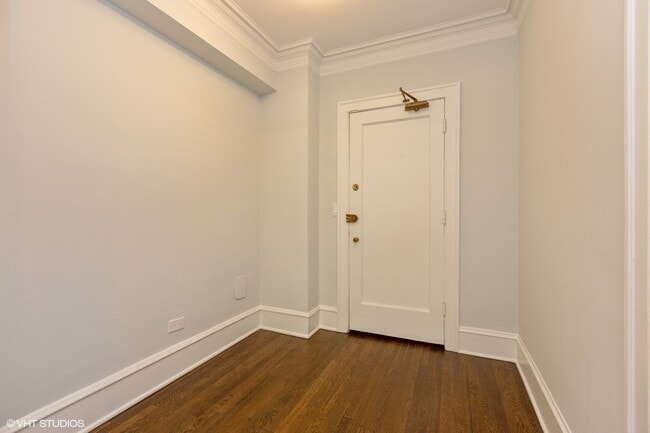 Building Photo - 2600 N Lakeview Ave