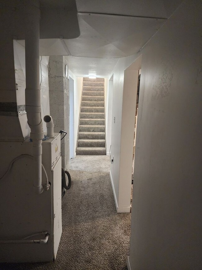Building Photo - Charming basement apartment