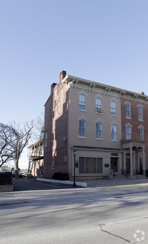 Primary Photo - 235 E Market St