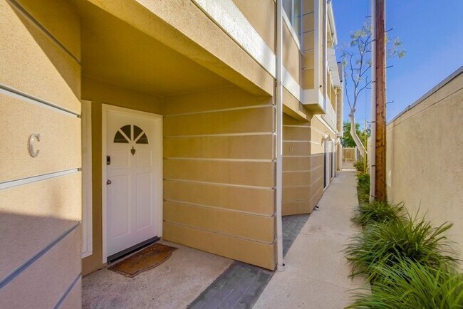 Building Photo - Beautiful Unit Ready for Move-in