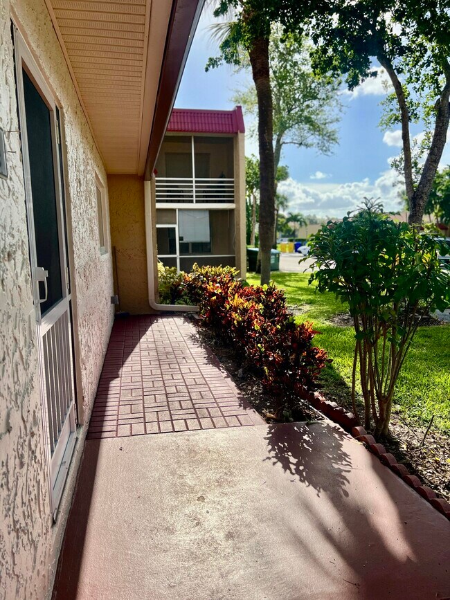 Foto del edificio - 176 Lake Evelyn Dr