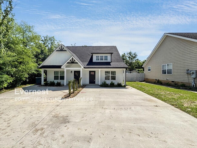 Building Photo - 3 Bed/2 Bath Townhome with Modern Features / Pet-Friendly / Available Now!
