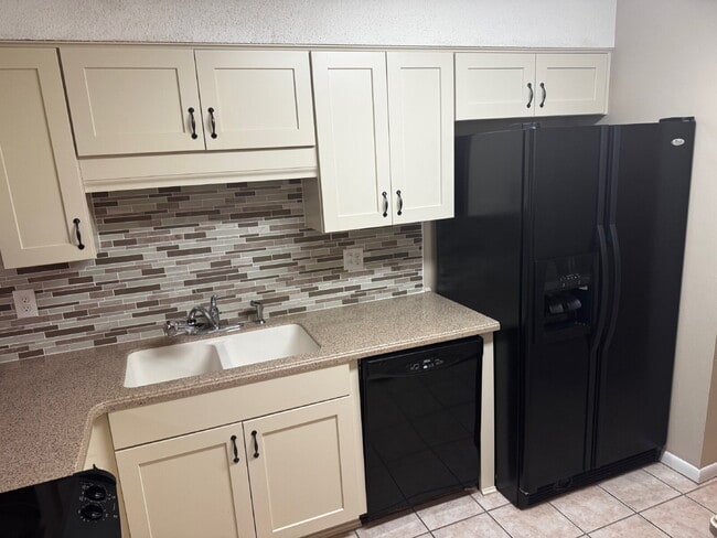 Building Photo - "Charming 2-Bed Townhouse Retreat with Mod...