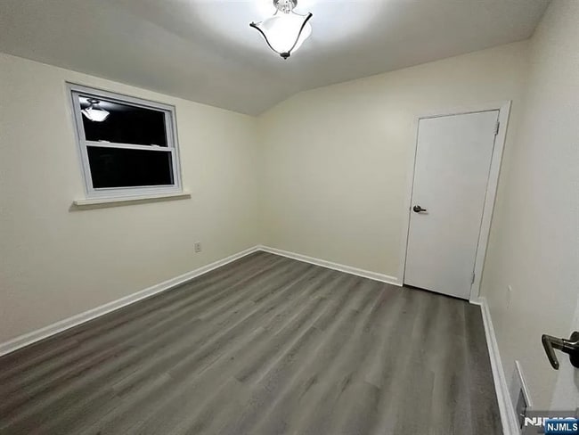 Foto del edificio - 231 Falmouth Ave