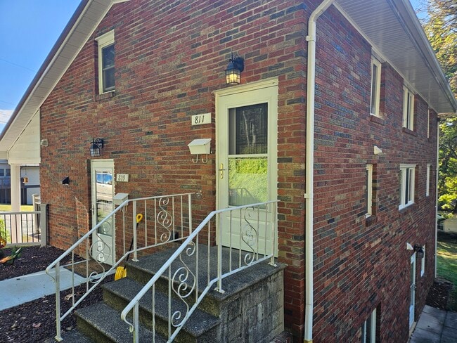 Private Entrance off of Driveway - 811 Painter St