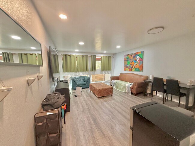Foto del edificio - One Bedroom One Bath Condo Available in Wa...